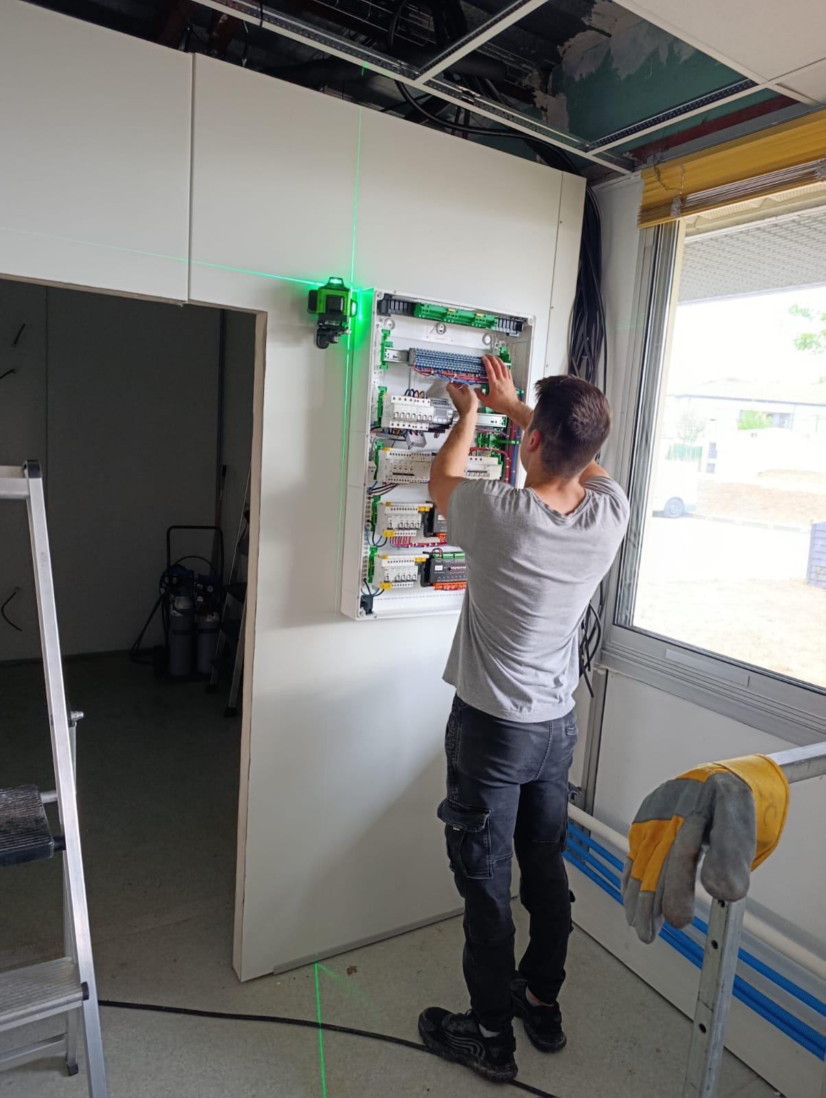 Intervention sur un tableau électrique professionnel